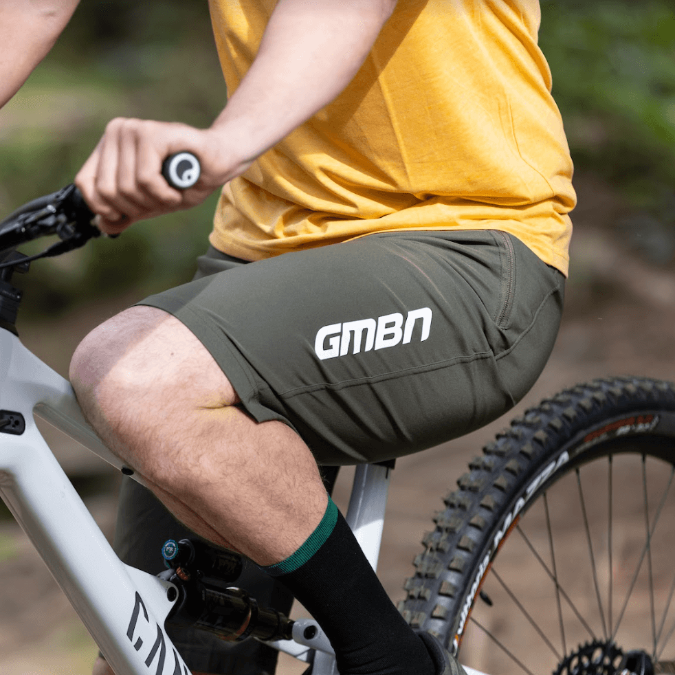 Paquete de camiseta GMBN Rockies Tech y pantalones cortos de MTB 